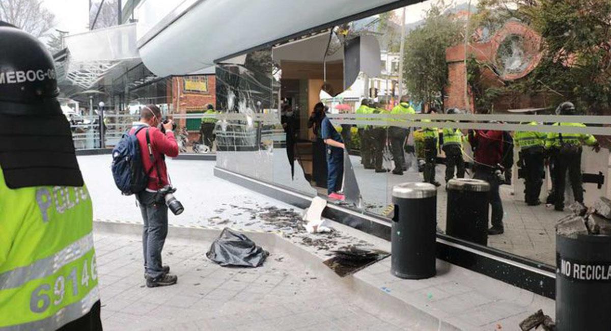 A piedra fue atacado el Hotel Radisson en la calle 74 con carrera 13 en la ciudad de Bogotá. Foto: Twitter @NataliaKraeva74