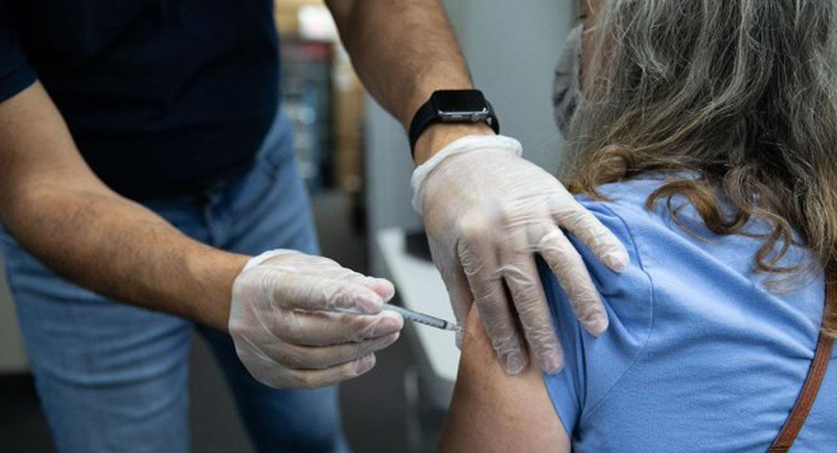 La vacunación ha sido clave para la reducción de fallecimientos y muertes ocasionadas por la COVID-19. Foto: Twitter @JuanGrvas