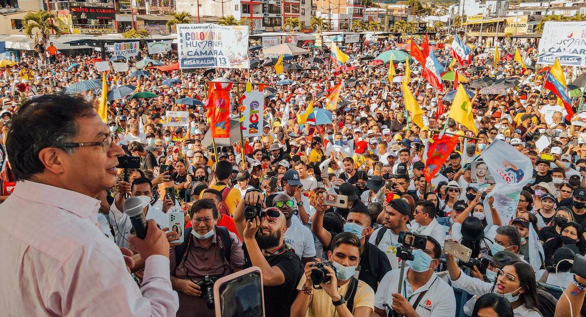 Gustavo Petro sigue contando con el apoyo popular en las diferentes plazas en donde aparece. Foto: Twitter @petrogustavo