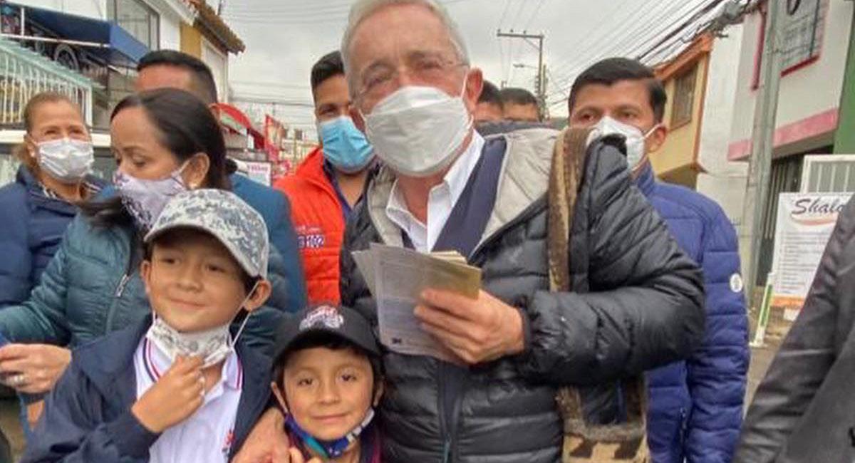 Álvaro Uribe se encuentra en correría nacional apoyando candidatos del Centro Democrático al Congreso. Foto: Twitter @AlvaroUribeVel