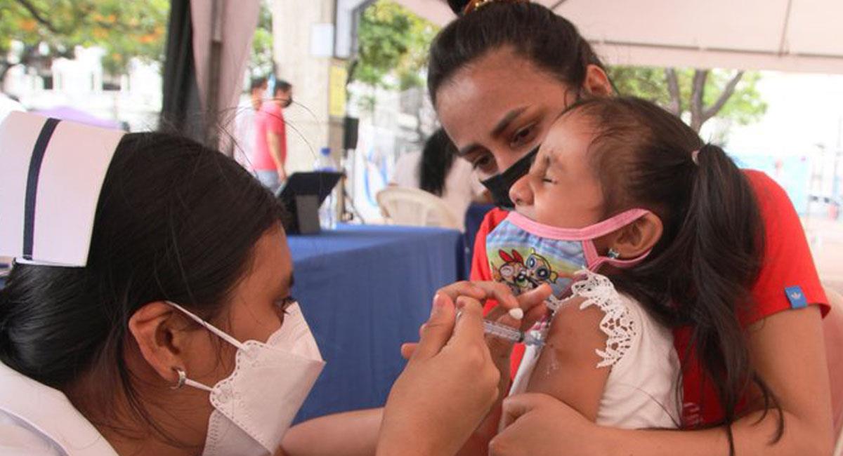 Los niños sin vacunar contra la COVID-19 también pueden fallecer al contraer el virus. Foto: Twitter @EcuavisaInforma