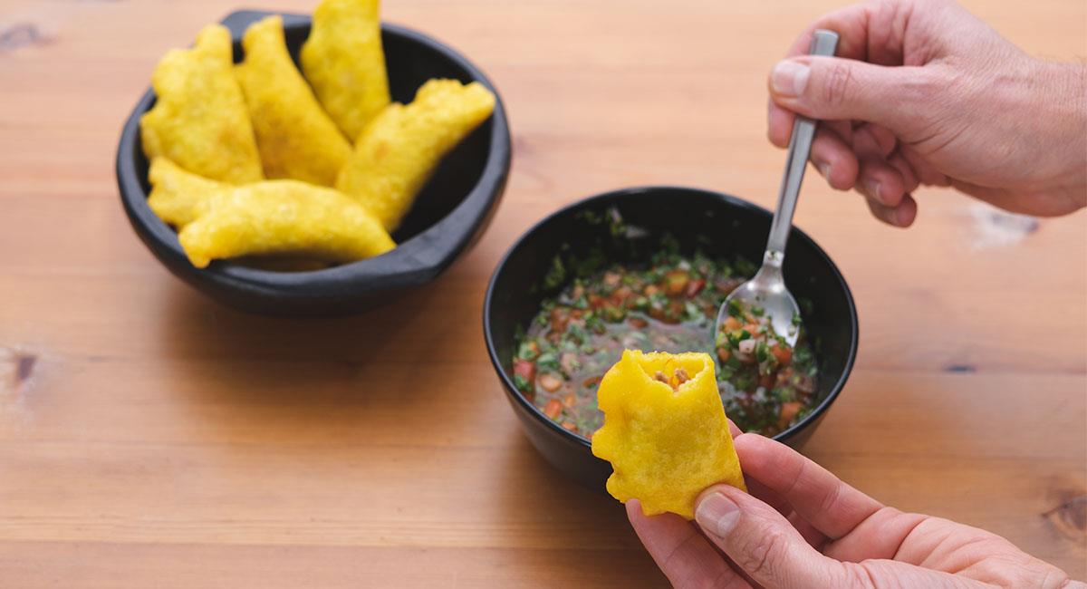 Si quieres lucirte, practica estas empanadas de chicharrón y arroz en casa. Foto: Shutterstock