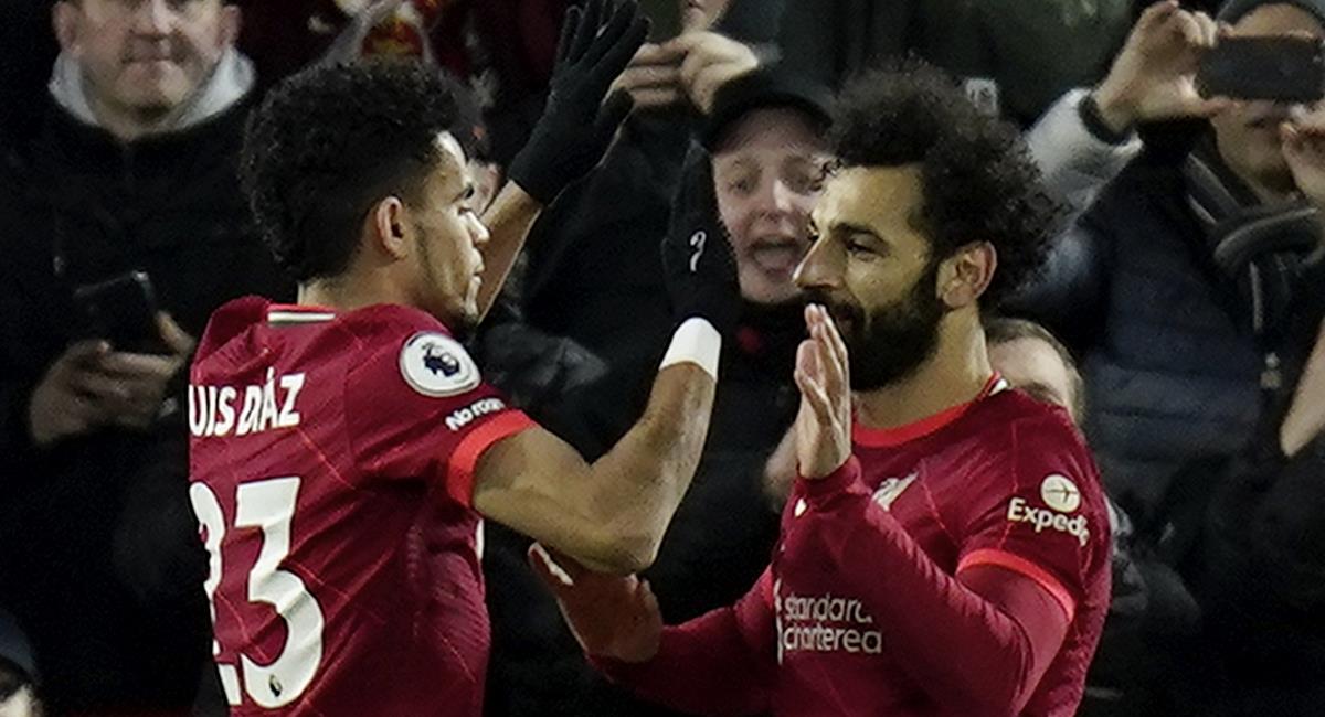 Luis Diaz celebrando la anotación de Mohamed Salah por el Liverpool. Foto: EFE
