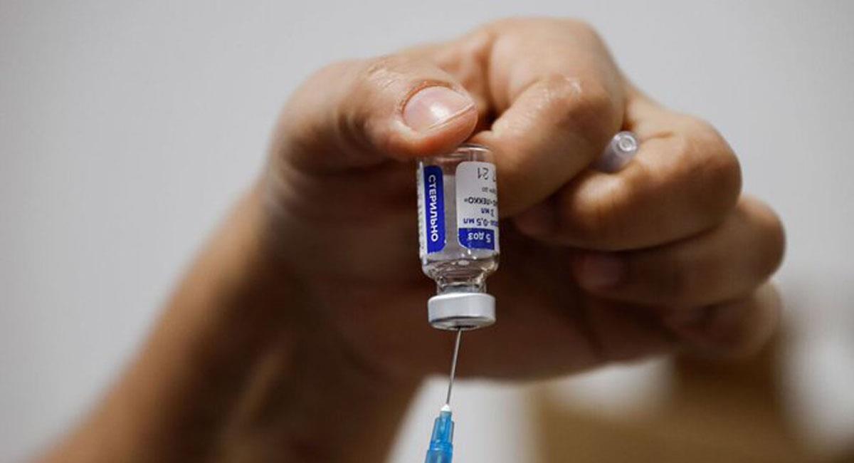 La vacunación contra la COVID-19 sigue avanzando en el país y es la mejor forma de combatir el virus. Foto: Twitter @MinSaludCol