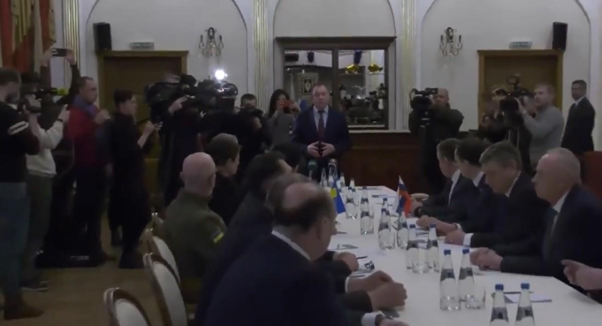 Las delegaciones rusa y ucraniana ya están negociando. Foto: Twitter @FanaticSportCL