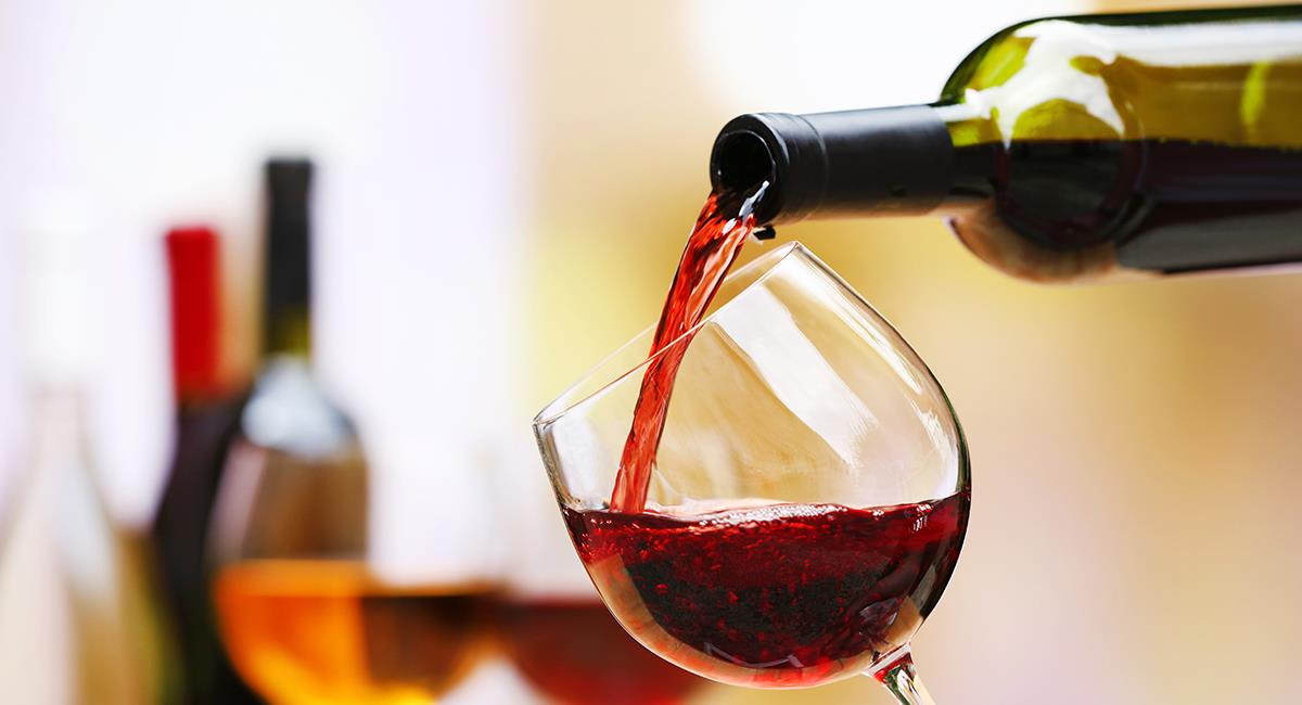 Degustar una copa de este vino es sumergirse en aromas frutados y así los podrás identificar. Foto: Shutterstock