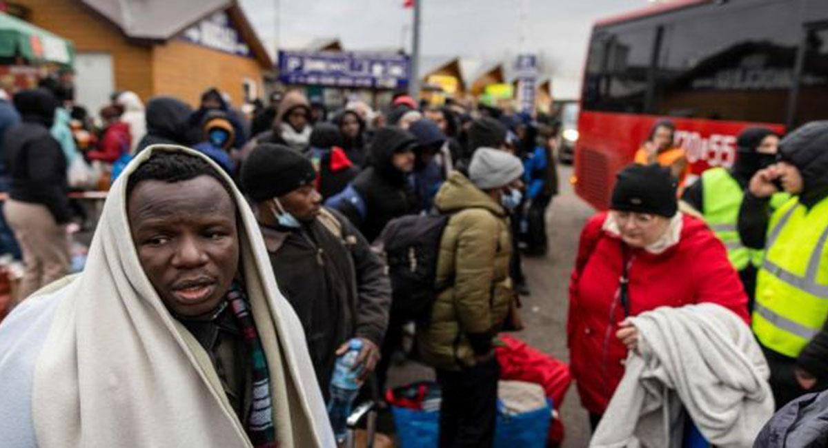 Africanos en Ucrania denuncian racismo cuando no se les ha dejado abordar transportes para huir de la guerra. Foto: Twitter @geledes