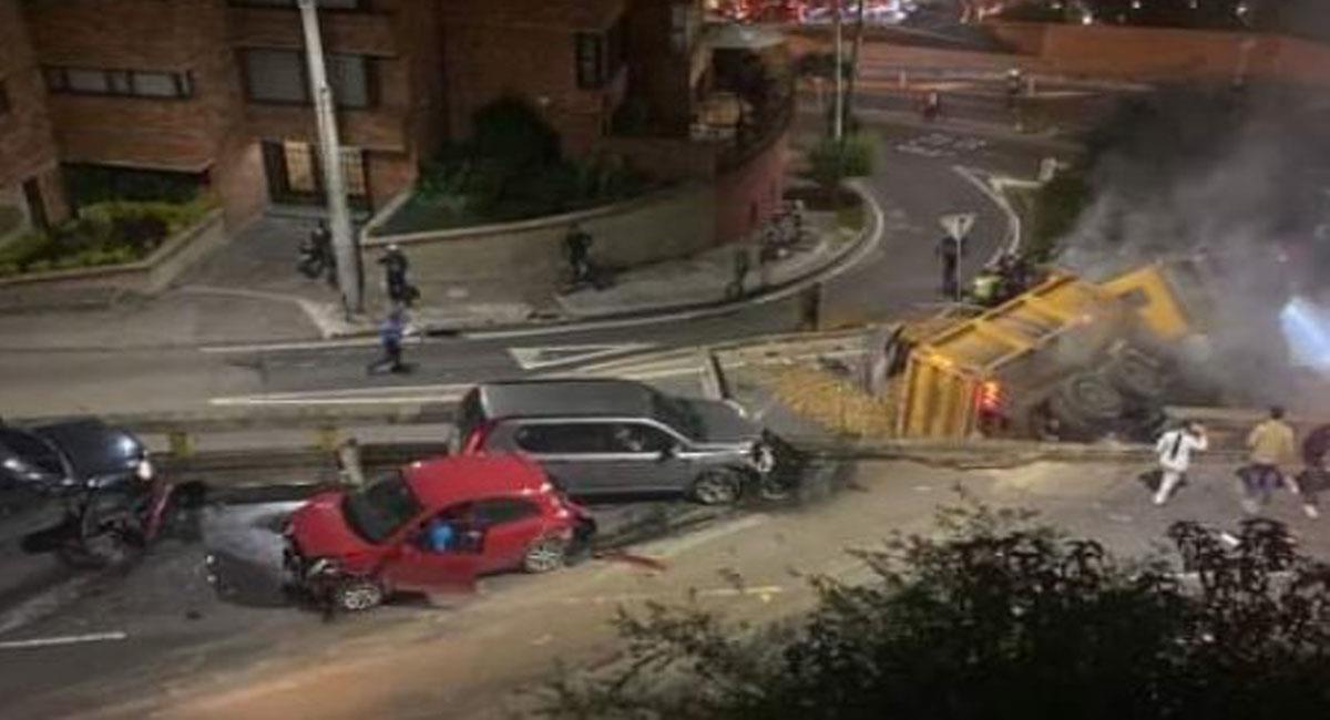 Un lamentable accidente se produjo en la avenida Circunvalar de Bogotá protagonizado por una volqueta. Foto: Twitter @SilviiEsc
