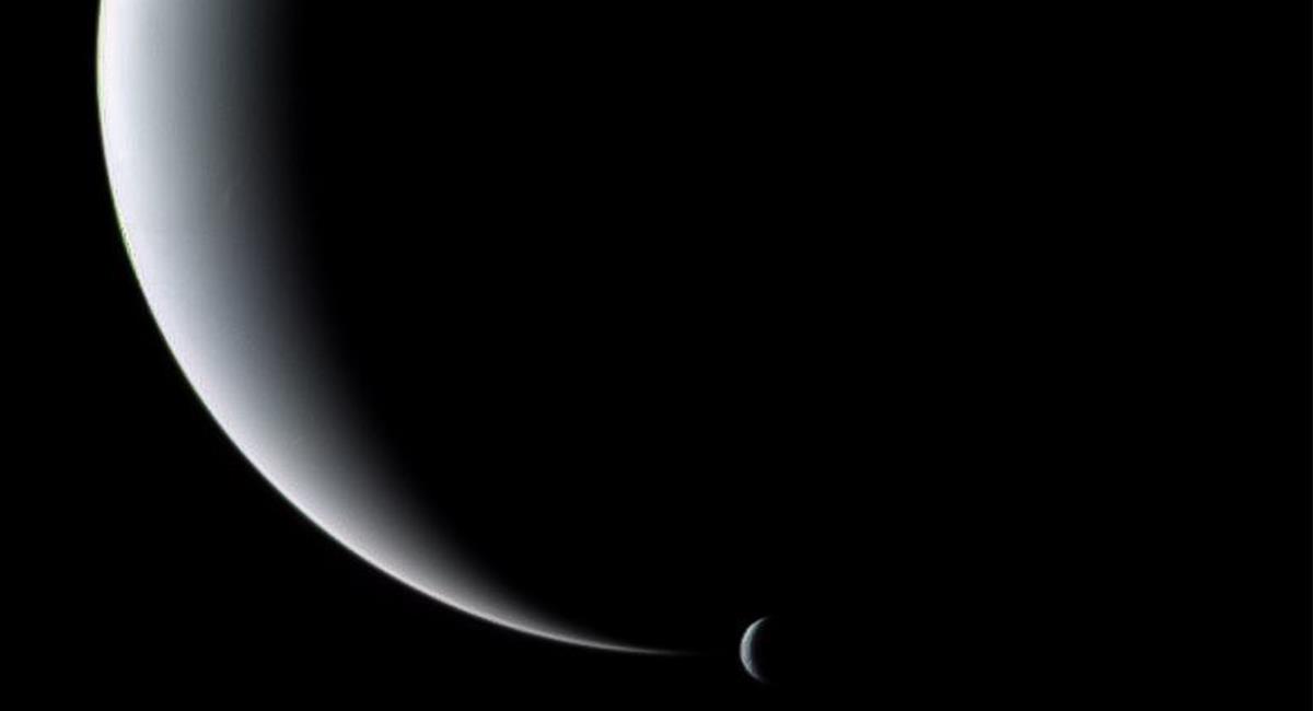 La Voyager 2, puedo observar que tiene geiseres emanando de su superficie. Foto: Twitter @NASA