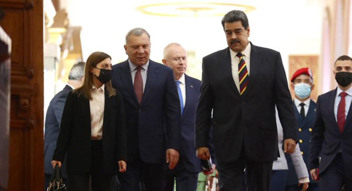 Se dice que funcionarios estadounidenses estarían en Venezuela muy pronto para alejar a Maduro de Putin. Foto: Twitter @joserckeller