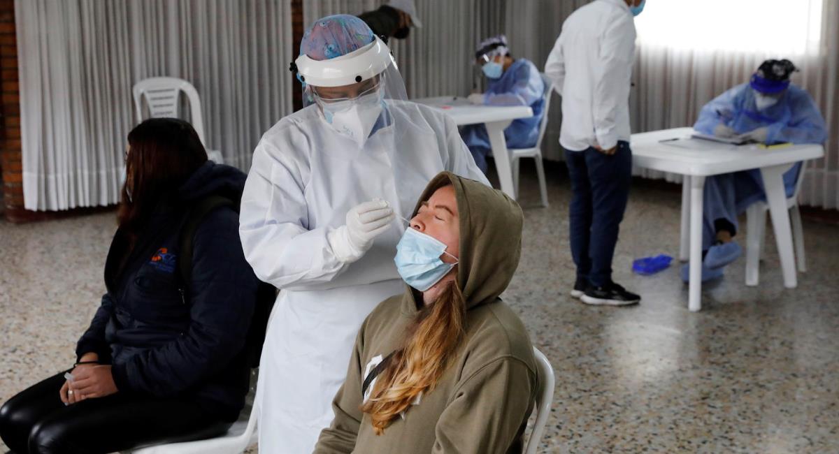 Los contagios de covid-19 bajan en Colombia al cumplir dos años de la pandemia. Foto: EFE