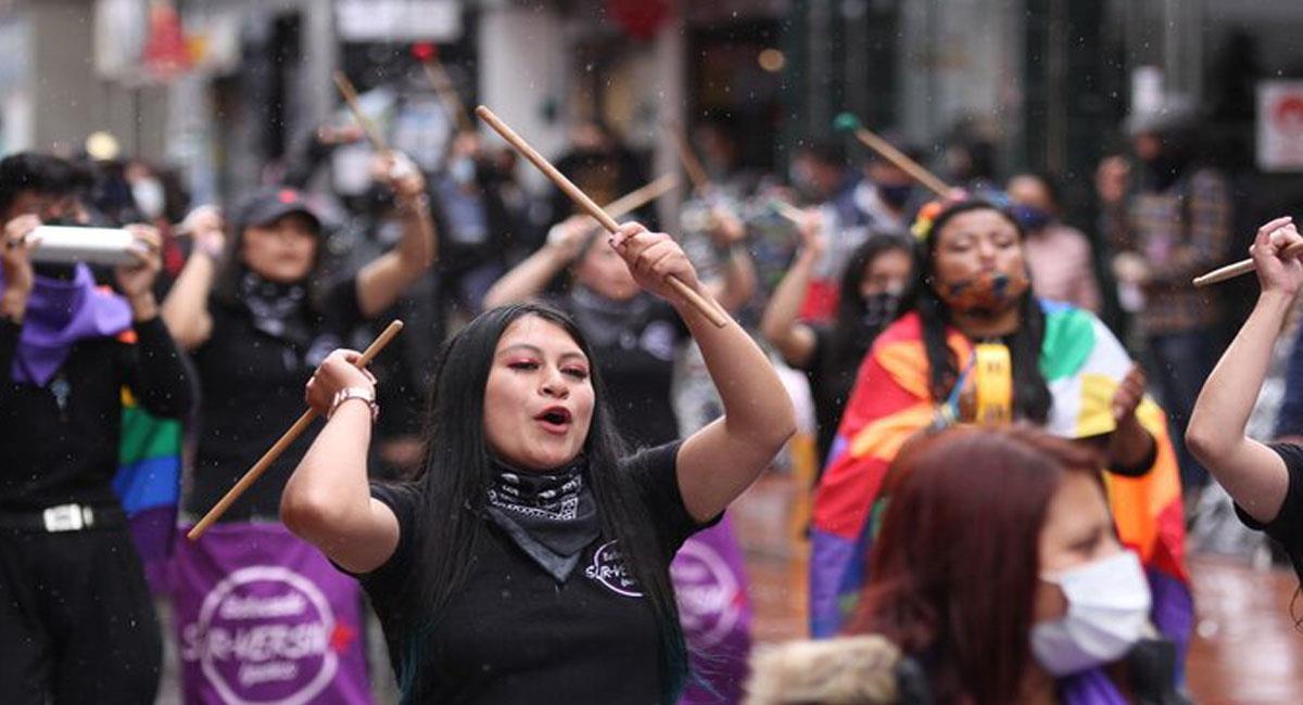 Centenares de mujeres en Colombia conmemoraron otra edición del Día Internacional de la Mujer. Foto: Twitter @FiestaStereo7