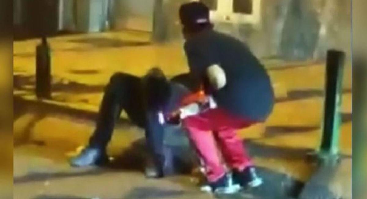 Un hombre ataca con un taser a un habitante de calle en Itagüí en medio de carcajadas. Foto: Twitter @NoticiasCaracol