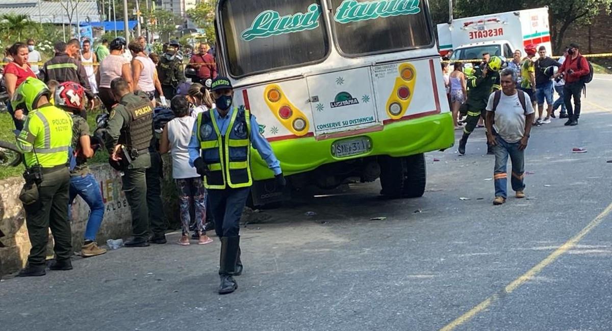 Once heridos deja grave accidente de un bus en el Norte de Bucaramanga. Foto: Twitter @transitobucara