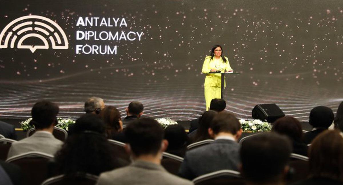 Delcy Rodríguez representó a Venezuela en el segundo Foro Diplomático de Antalya en Turquía. Foto: Twitter @UNoticias