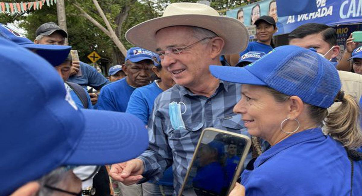 Álvaro Uribe realiza una visita a diferentes regiones promoviendo votación a favor del Centro Democrático. Foto: Twitter @AlvaroUribeVel