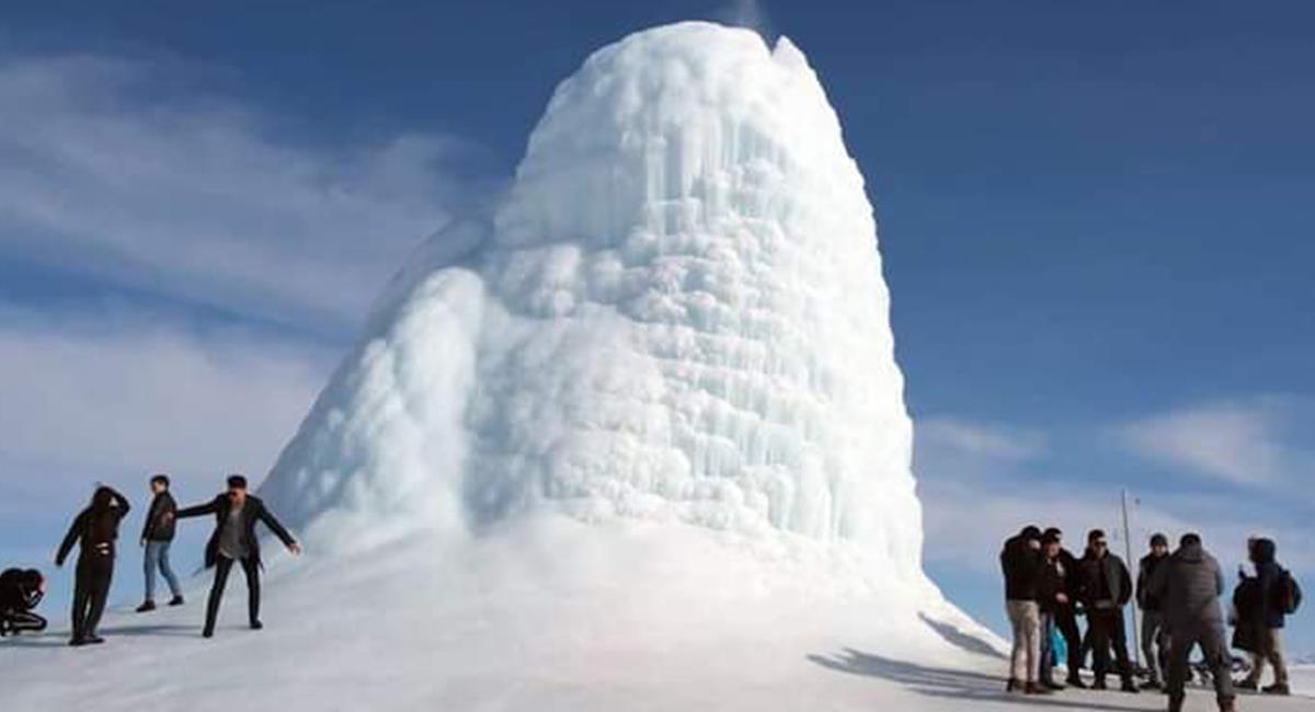 La torre de hielo tiene una "forma de cilindro", alcanza unos 14 metros de altura y se ha vuelto un atractivo. Foto: Twitter @AlertaCambio