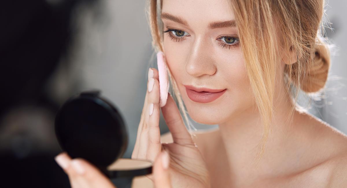 Consejos de maquillaje: 3 razones por las que deberías usar polvo compacto. Foto: Shutterstock