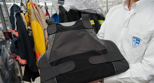 Los chalecos antibalas y cascos de un colombiano protegen vidas en Ucrania 