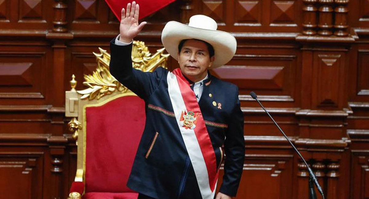 Pedro Castillo, presidente de Perú, lleva casi 8 meses en el poder y afrontará un segundo debate de destitución. Foto: Twitter @eixopolitico