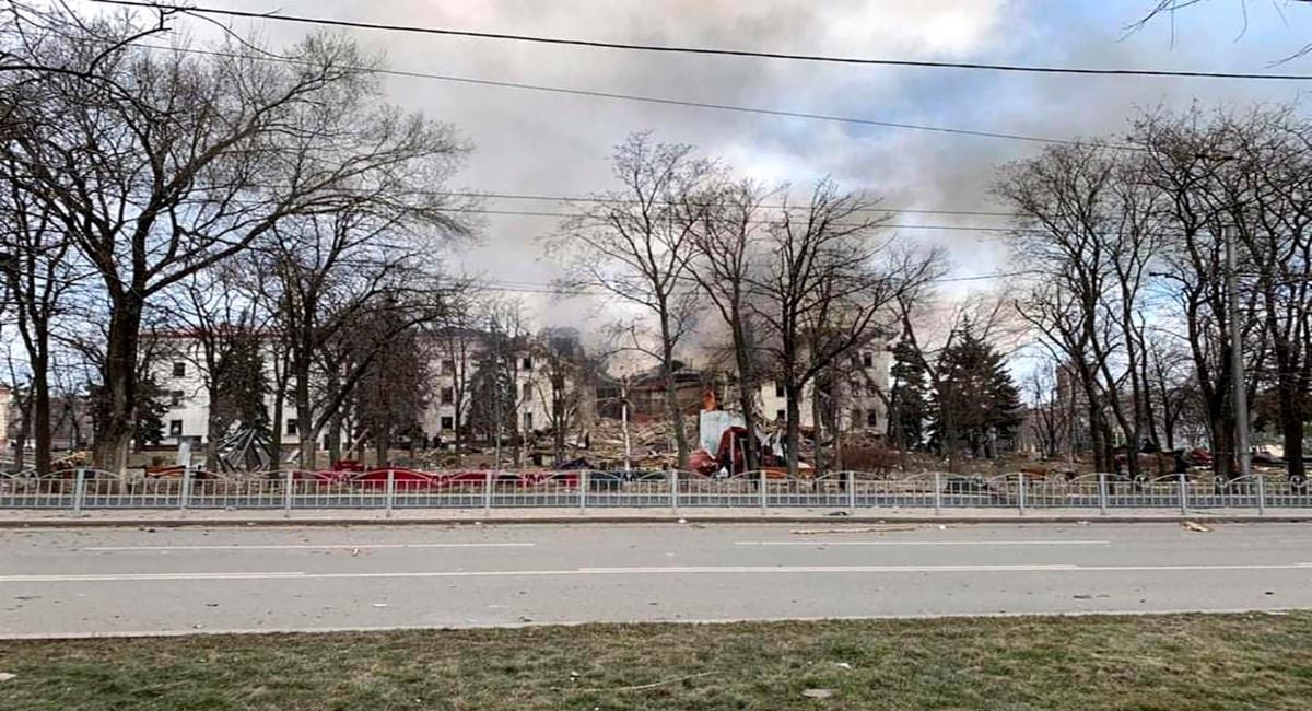 Bombardean teatro en Mariúpol. Foto: EFE