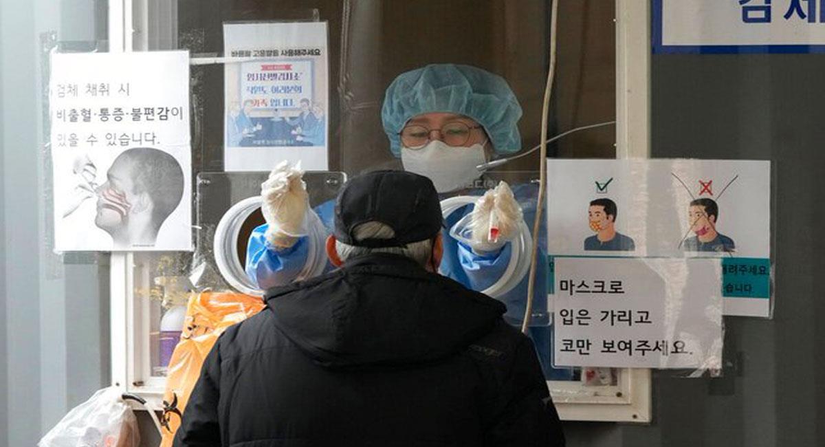 Corea vive el pico de la pandemia a causa de la variante ómicron de la COVID-19 con récord de infecciones. Foto: Twitter @Reporte_Indigo