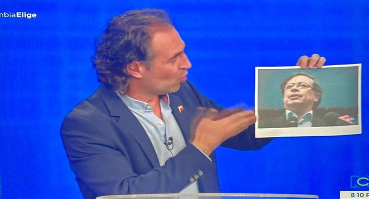 Federico Gutiérrez fue protagonista del debate de RCN por llevar una imagen impresa de Gustavo Petro. Foto: Twitter @GustavoBolivar