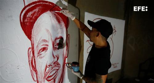 Con sangre y como un homenaje a los líderes sociales, en Cali un joven artista pintó un mural 