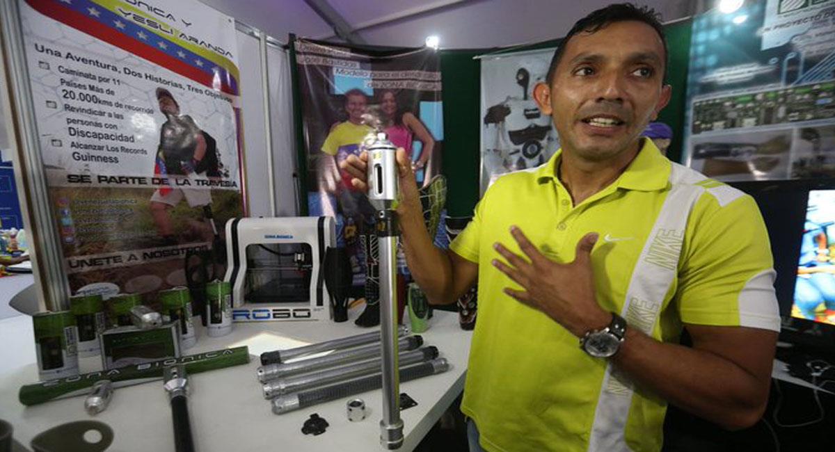 Juan Carlos Restrepo es caleño pero vive  en Venezuela, en donde ayuda a quienes no cuentan con una prótesis. Foto: Twitter @Gob_Guarico