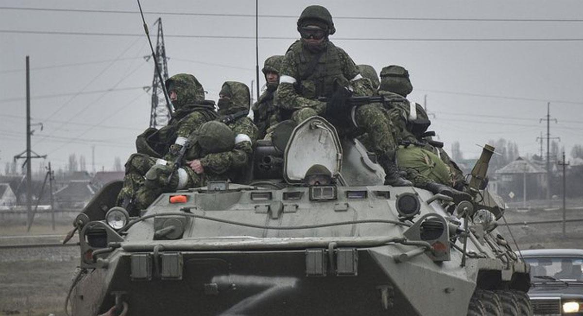 Fuerzas rusas patrullan una calle de una zona cercana a Kiev en Ucrania. Foto: Twitter @NTelevisa_com