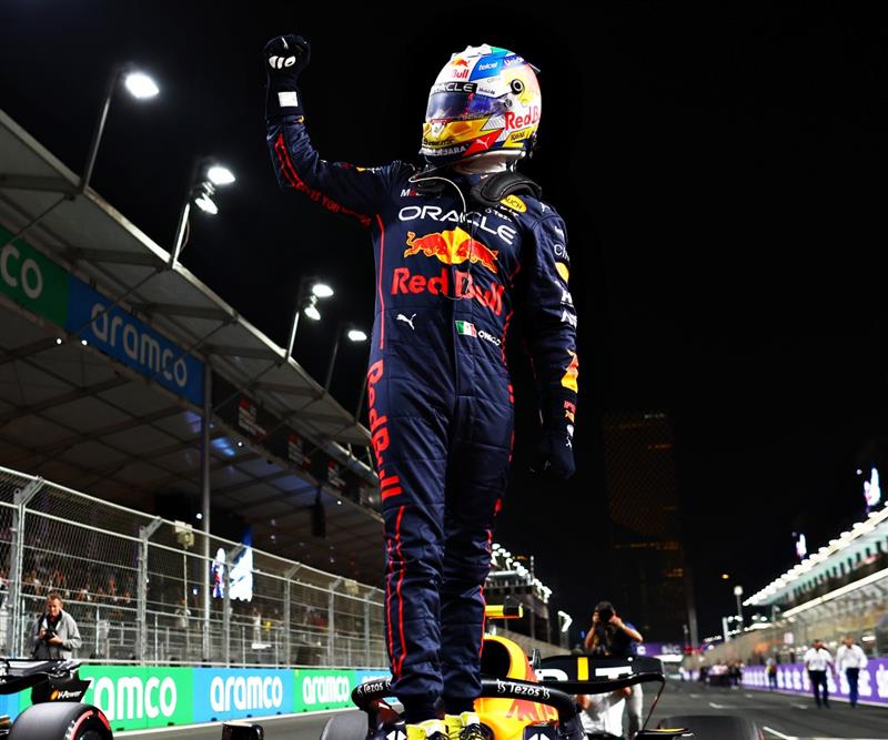 'Checo' Pérez logró llevare la pole position en el GP de Arabia Saudí. Foto: Twitter Red Bull Racing