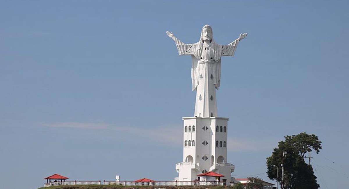 El Cristo Rey de Belalcázar, tiene 46 metros de altura y un mirador turísticos que te dejará sin palabras. Foto: Twitter @AlvaroUribeVel