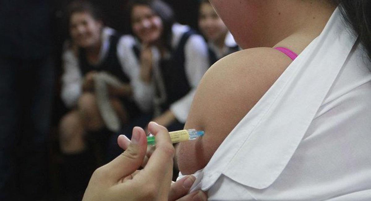 La dosis de refuerzo de la vacuna contra la COVID-19 ya se está aplicando a los jóvenes entre 12 y 17 años. Foto: Twitter @latercera