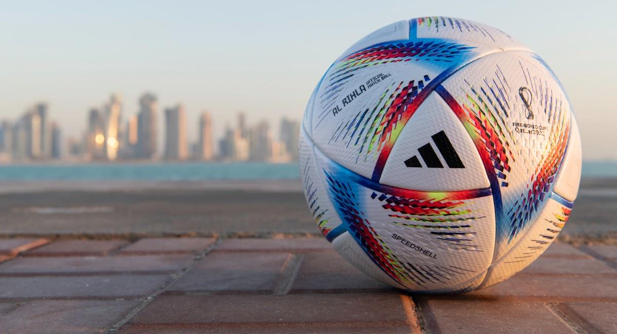 FIFA presentó el nuevo balón del Mundial de Qatar 2022. Foto: EFE