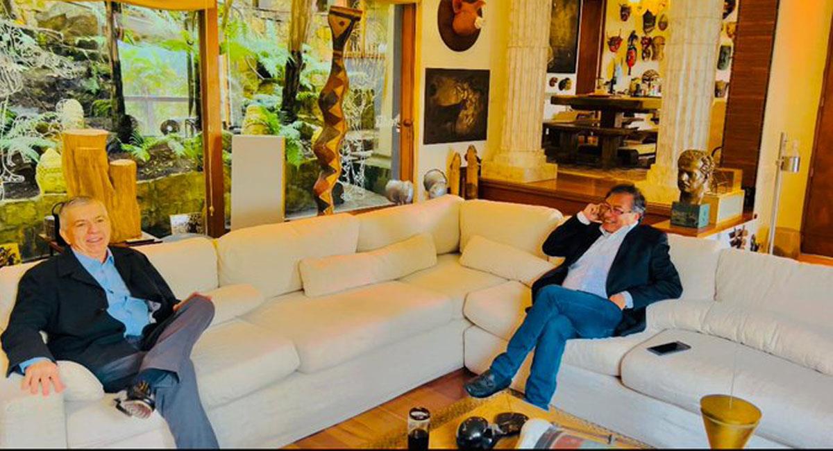 César Gaviria y Gustavo Petro ya se habían reunido recientemente en casa del exmandatario nacional. Foto: Twitter @rcnradio