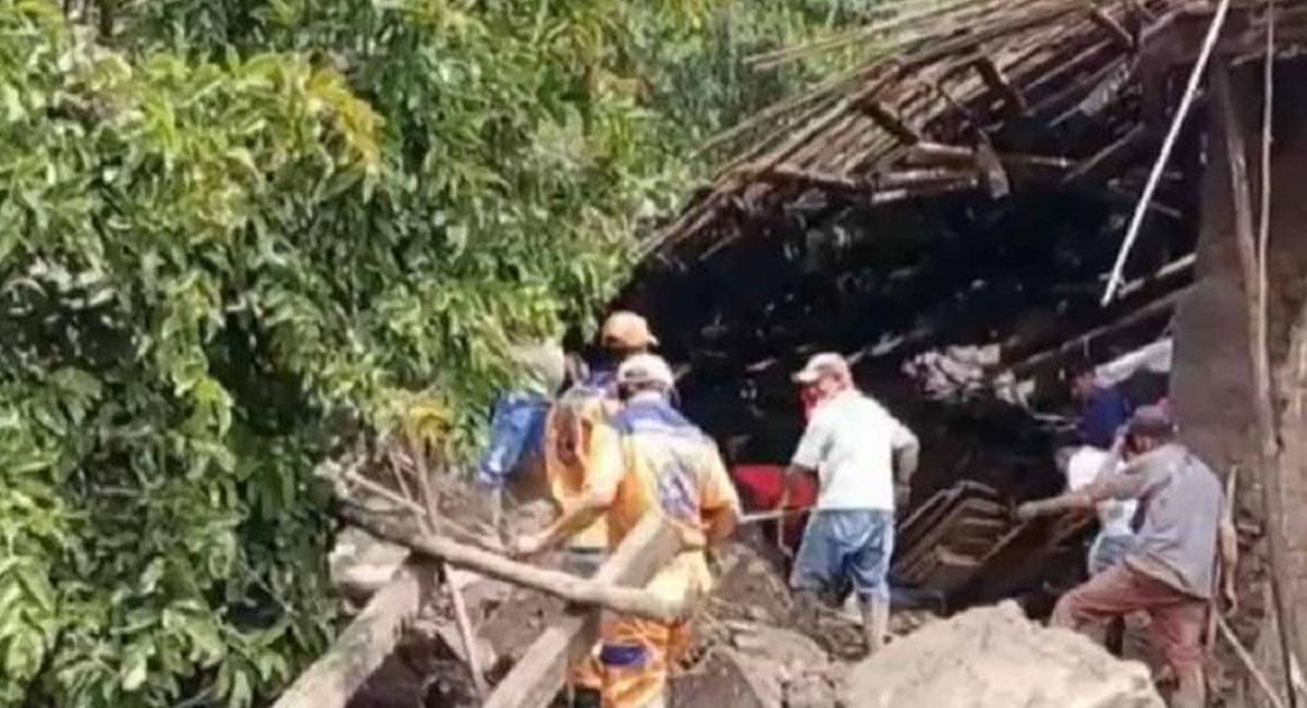 En Ancuya, Nariño, 3 personas de una misma familia fallecieron cuando un derrumbe sepultó su vivienda. Foto: Twitter @NoticiasRCN