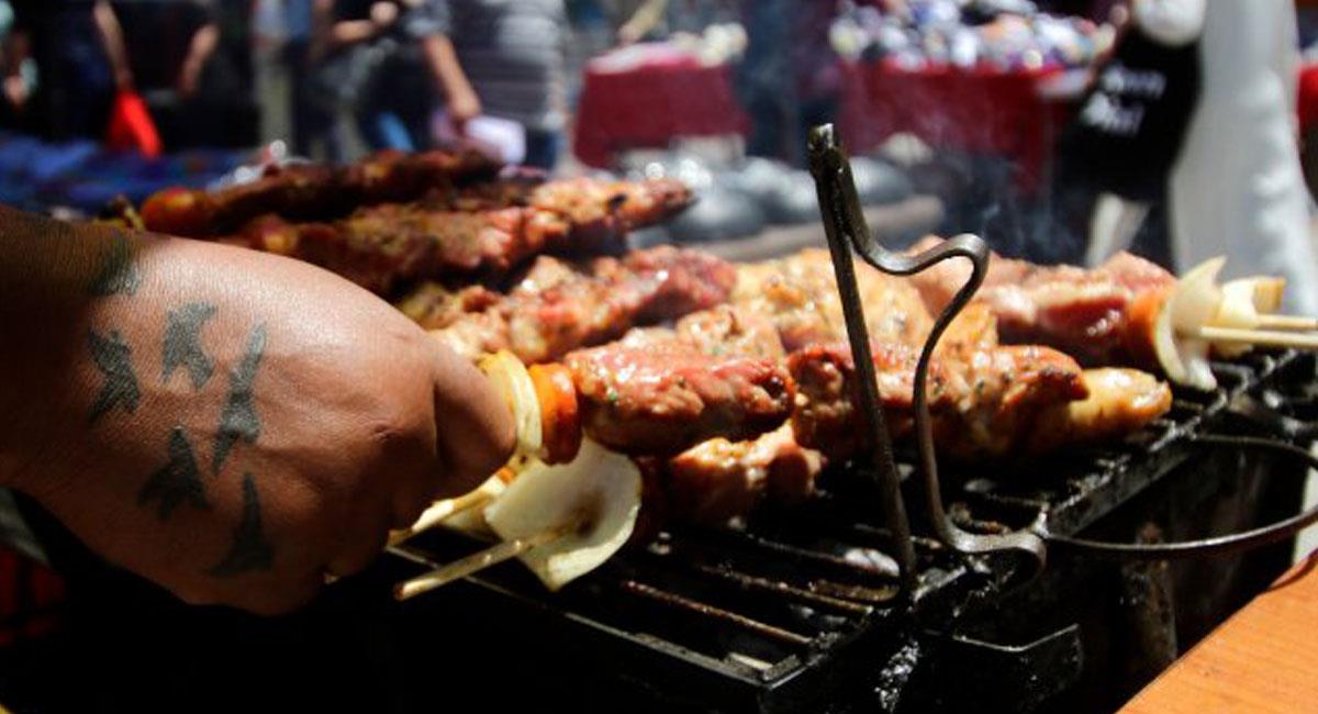 El anticucho es una brocheta y comida muy popular en las calles de Chile. Foto: Twitter @Coooperativa