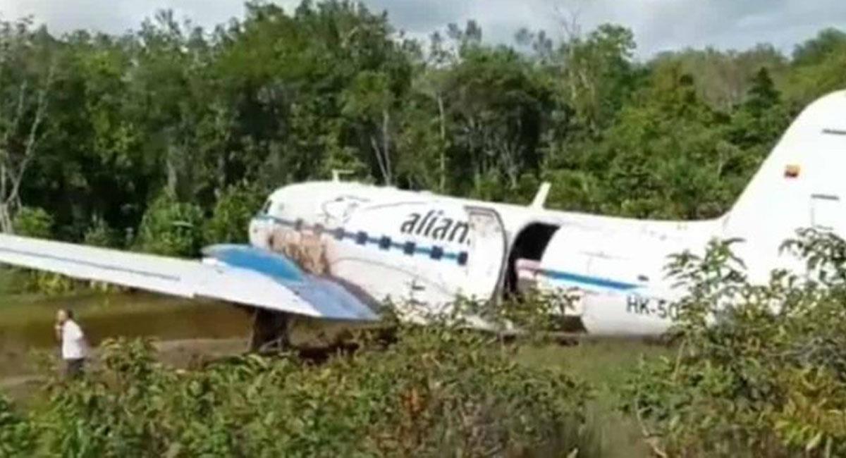 Un viejo DC-3 se salió de la pista en Guainía y por fortuna ninguno de sus ocupantes resultó herido. Foto: Twitter @Noticias RCN