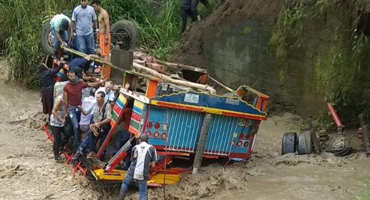 Un bus escalera cayó en un río en Antioquia antes de llegar al casco urbano del municipio de Salgar. Foto: Twitter @anibalgaviria