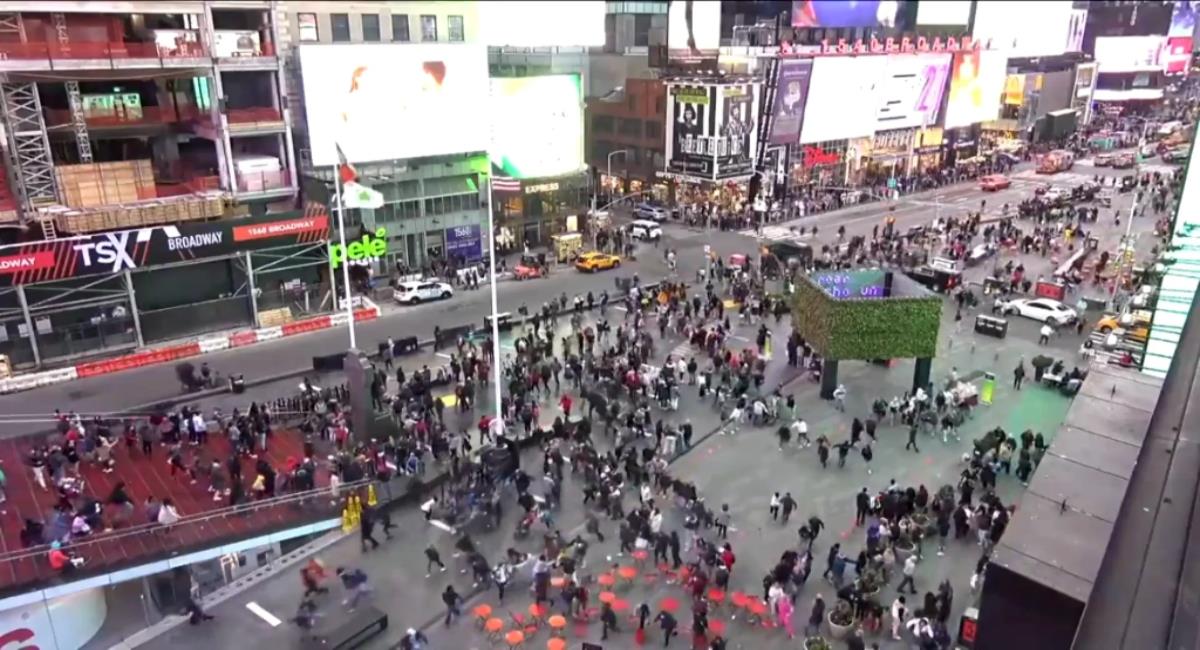 Pánico en Time Square por explosiones en alcantarillas. Foto: Captura de pantalla