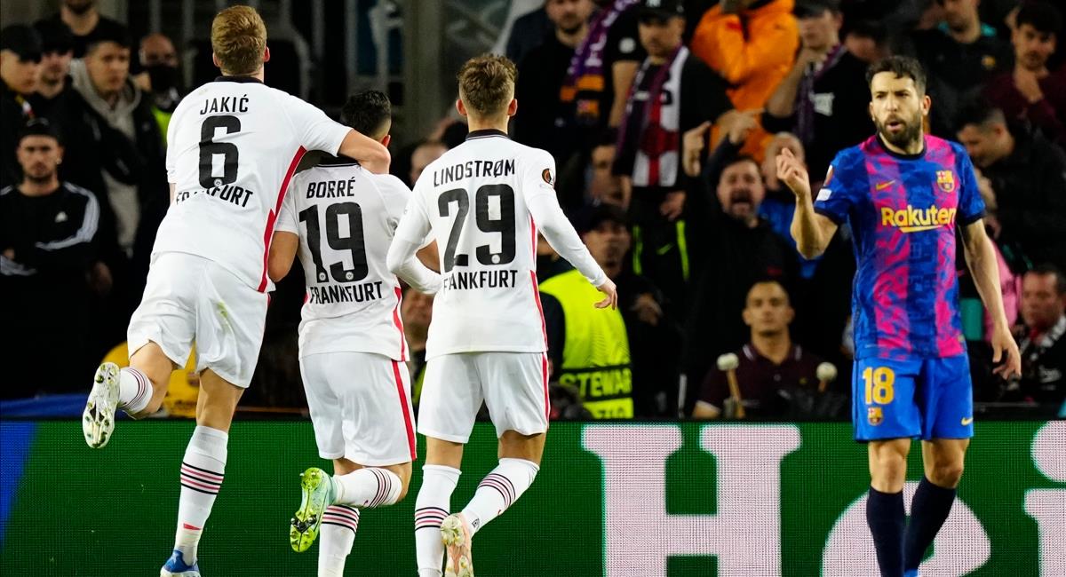 Eintracht Frankfurt goleó y eliminó al Barcelona de la UEFA Europa League. Foto: EFE