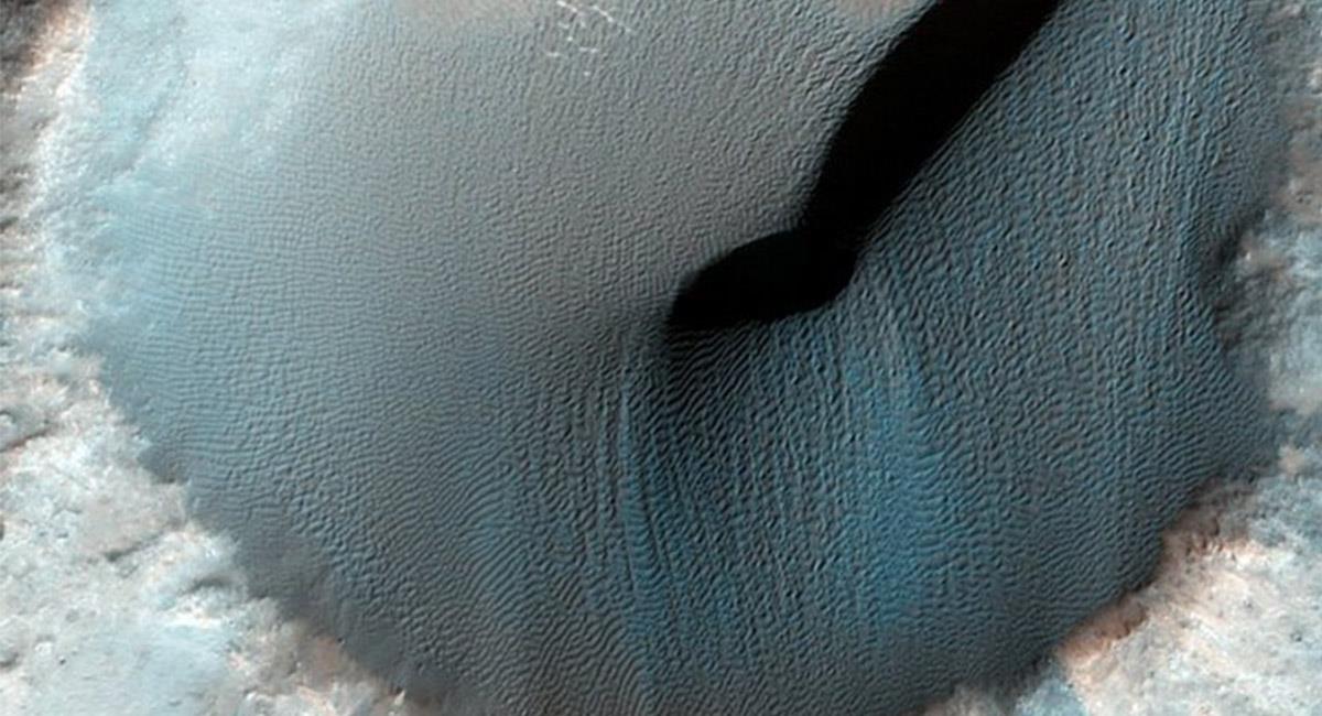 Las capturas de HiRISE tienen muchos detalles, que son causadas por el frío de Marte. Foto: Twitter @NaturInfinita