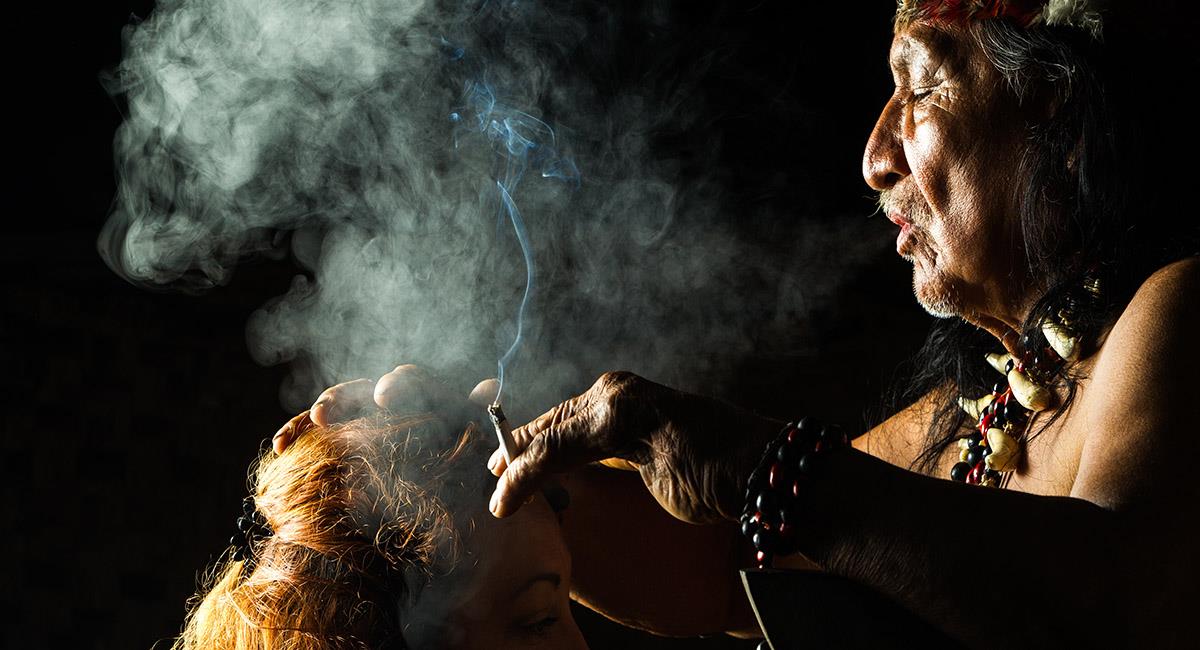 Los taitas, de las etnias, son los que tienen el conocimiento para lograr la toma de yagé. Foto: Shutterstock