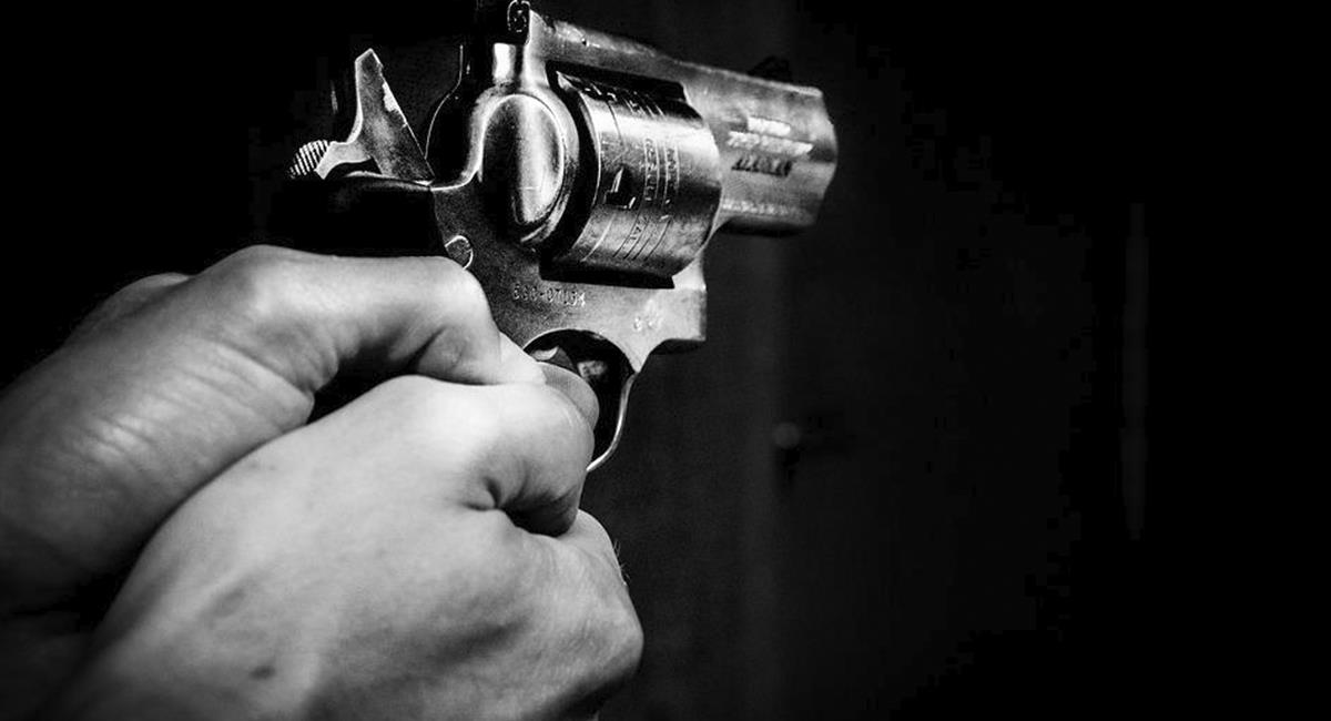 Manos de hombre con arma de fuego. Foto: Pixabay