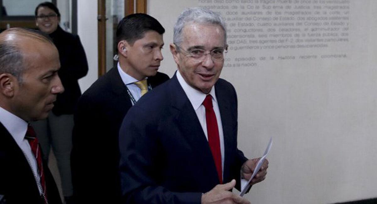 Álvaro Uribe Vélez, expresidente de la República, tendrá que ir a juicio y responder por delitos de soborno. Foto: Twitter @Reo1087985