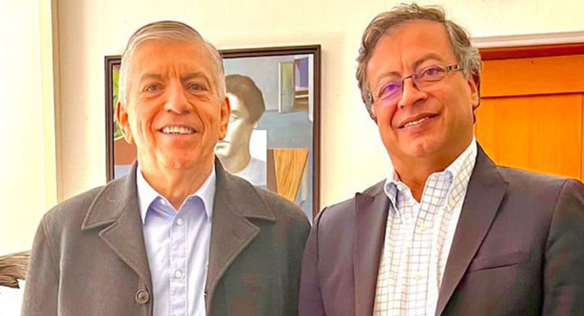 César Gaviria y Gustavo Petro sostuvieron reuniones, pero el expresidente decidió apoyar a Federico Gutiérrez. Foto: Twitter @giovaBeltran