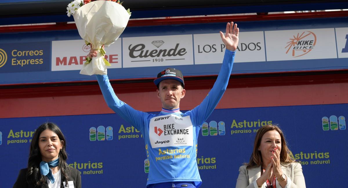 Simon Yates se llevó la primera etapa de la Vuelta a Asturias. Foto: EFE