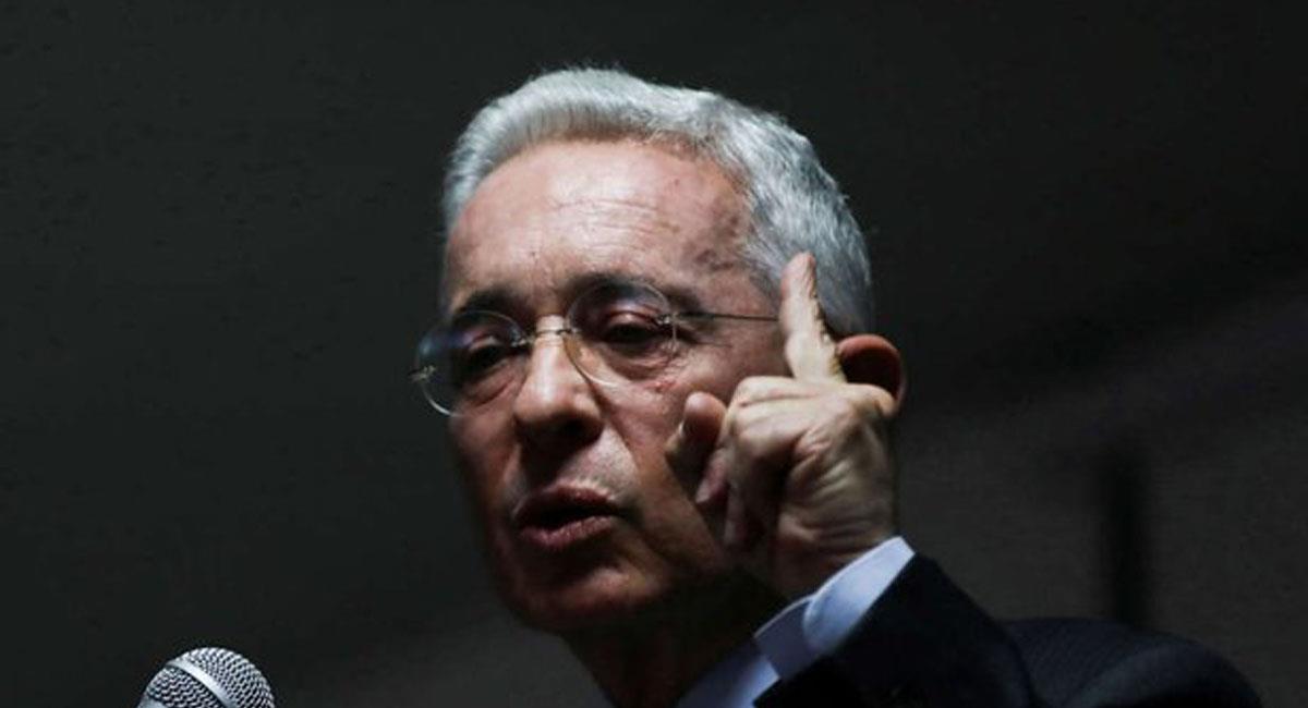 Se esperaba que el 'caso Uribe' precluyera, pero no se cayó y tendrá que afrontar un juicio por soborno. Foto: Twitter @DemopJ