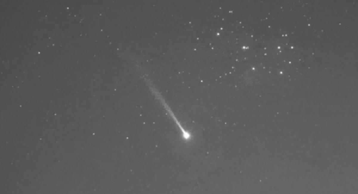 A primer momento, se pensó que era un cometa que salía del planeta, pero no. Foto: Twitter @SebastianVoltmer