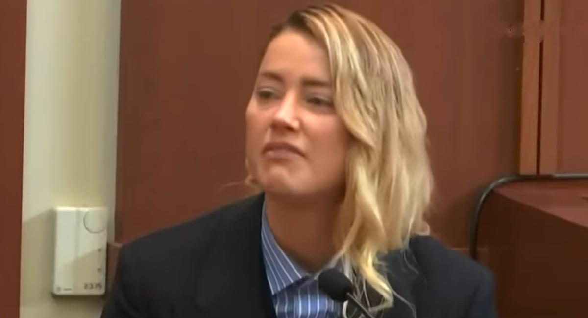 Amber Heard en estrado de juicio por difamación. Foto: Youtube
